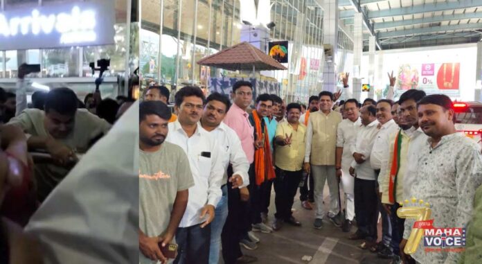 Nitin Gadkari BJP workers at Nagpur Airport