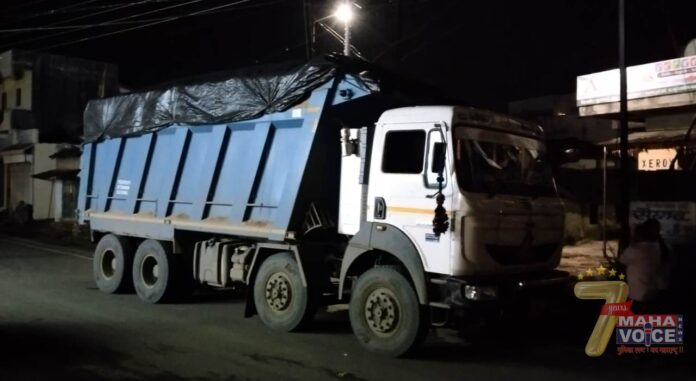 Traffic of illegal sand smuggling truck