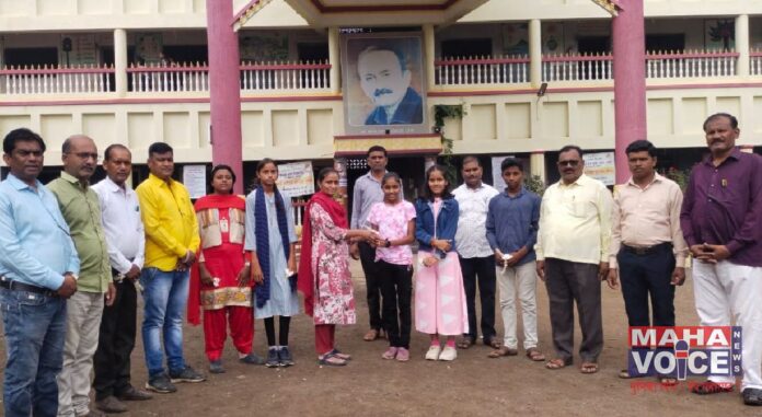 Students of Savitribai Phule Vidyalaya